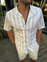 Camisa de hombre de manga corta con rayas verticales color arena y blanco.
