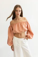 Blusa abullonada de manga larga, con elástico en el cuerpo y puños.