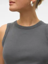 Musculosa gris de algodón con cuello redondo y corte ajustado.