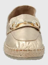 Mocasines dorados de cuero con adorno metálico dorado y suela de yute.