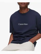 Remera azul marino de algodón con cuello redondo y logo de Calvin Klein estampado en el pecho. Corte relaxed y mangas cortas.