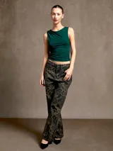 Musculosa verde esmeralda con cuello redondo y frunces laterales.