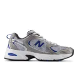 Championes New Balance modelo U530, color gris, blanco y azul.
