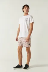 Short de baño estampado con cintura elástica ajustable con cordón, dos bolsillos laterales y uno trasero. Confeccionado en tela ligera de secado rápido y logo bordado.