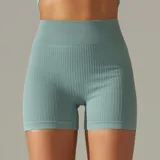 Short deportivo color verde agua, de tiro alto y corte ajustado. Tejido de punto acanalado.