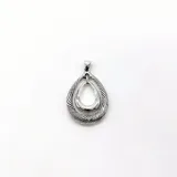 Dije en Plata 925 con diseño de lágrima trenzada y lisa.