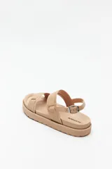 Sandalia color verde militar con plataforma chunky de goma liviana, tiras de material sintético ajustables y hebilla metálica.