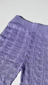 Pantalón de tejido de punto calado color lila, de corte palazzo y cintura alta.