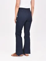 Pantalón jean de corte recto, color azul oscuro, con cintura alta y bolsillos traseros.