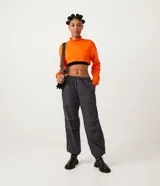 Buzo cropped blanco de algodón con cuello alto y puños acanalados.