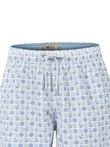 Short de baño celeste con estampado de caballitos de mar rosados. Tiene cintura elástica con cordón ajustable, bolsillos laterales y traseros.