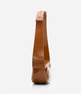 Bolso bandolera marrón de poliuretano con correa ancha ajustable y cierre de cremallera.