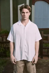 Camisa blanca de popelina con cuello resort, mangas cortas y cierre frontal con botones.