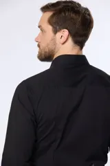 Camisa blanca entallada de vestir, de manga larga y cuello clásico.