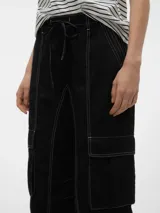 Pantalón cargo negro con cierre de cordón, cintura elástica y bolsillos laterales.