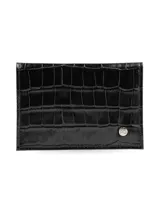 Tarjetero negro con textura croco, aplique metálico con logo de la marca.