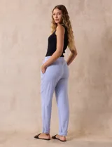 Pantalón de lino color celeste, marca Cable & Gauge. Tiene pretina ancha elastizada con lazo de ajuste, bolsillos delanteros y botamanga.