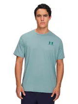 Remera Under Armour Sportstyle de hombre color verde agua, de corte clásico, manga corta y cuello redondo. Logo de la marca estampado en el pecho.