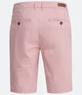Bermuda masculina de corte slim, confeccionada en sarga lisa color blanco. Cuenta con bolsillos laterales, cierre con botón y cremallera, y trabillas para cinturón.
