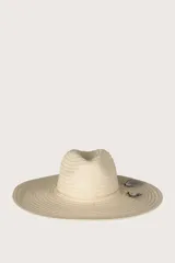 Sombrero de paja color beige con ala ancha y cinta decorativa alrededor de la copa. Incluye detalle de plumas naturales en un lateral.