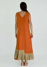 Vestido largo color ladrillo, sin mangas, con escote en V y detalle de costura vertical en el centro.