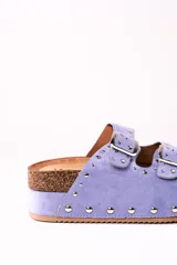 Sandalias de plataforma color lila con tachas plateadas y hebillas ajustables.