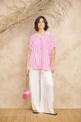Pantalón palazzo blanco de talle único, con cintura elástica y bolsillos laterales.