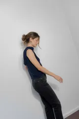 Musculosa azul marino tejida en hilo de algodón con trenza en el escote y espalda baja.