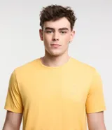 Remera deportiva amarilla de poliéster, liocel y elastano, con cuello redondo, manga corta y estampa lettering.