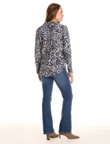 Camisa de rayón con estampado abstracto en azul marino y beige, cuello con solapa y cierre frontal con botones.