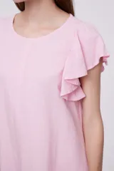 Vestido corto rosado de lino, corte holgado, cuello redondo y mangas cortas con volados.