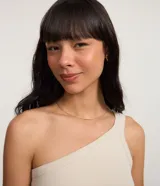 Blusa de rib color marrón, con escote asimétrico de un solo hombro y doble asa.