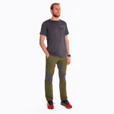 Remera gris jaspeado de manga corta con logo de la marca Merrell estampado en el pecho.