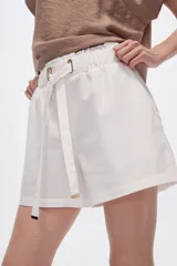 Short blanco de viscosa con cintura alta y lazo para ajustar.