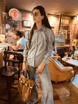 Bolso marrón de cuero gamuzado con correa bandolera de cuero marrón y detalle de cuero con estampado animal print.