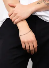 Pulsera de acero quirúrgico plateado con eslabones tipo 3 y 1.