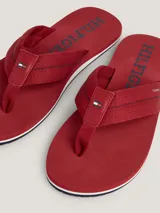 Ojotas rojas con tira de poliéster con pespuntes en contraste y logo de Tommy Hilfiger. Suela de EVA con raya en la entresuela.
