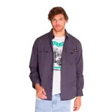 Camisa de manga larga gris oscuro, con dos bolsillos de parche con solapa abotonada en el pecho y logo de la marca en el bolsillo izquierdo.