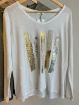 Remera blanca de manga larga con escote en pico y estampa de pinceladas doradas y plateadas en el frente.