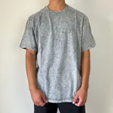 Remera gris con efecto gastado y cuello redondo.