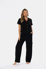 Pantalón cargo color beige de lino con bolsillos laterales y cintura elastizada.