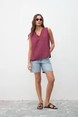 Musculosa color borgoña con escote en V y corte recto.