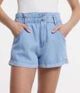Short de jean celeste, modelo baggy, con cintura elástica, bolsillos delanteros y traseros y ruedo doblado.