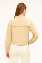 Sobrecamisa negra de denim con cuello clásico, cierre frontal con botones metálicos y mangas largas con puños abotonados.