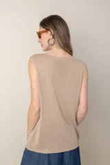 Blusa italiana tejida en lino y viscosa, color blanco, sin mangas y con escote en V.
