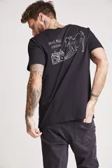 Remera negra de manga corta con cuello redondo y un pequeño estampado en el pecho que simula un radiograbador con texto.