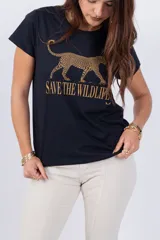 Remera negra de algodón con estampado de leopardo dorado y texto "Save the Wildlife".