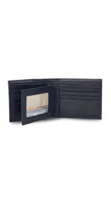 Billetera de cuero color negro, con interior liso y visor para tarjetas. Cuenta con espacio para 12 tarjetas y compartimento para billetes con cierre interno.