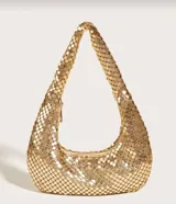 Bolso de fiesta dorado con forma de media luna, confeccionado con lentejuelas metálicas.