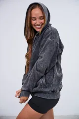 Cardigan negro con efecto acid wash, cierre frontal, capucha y bolsillos laterales.